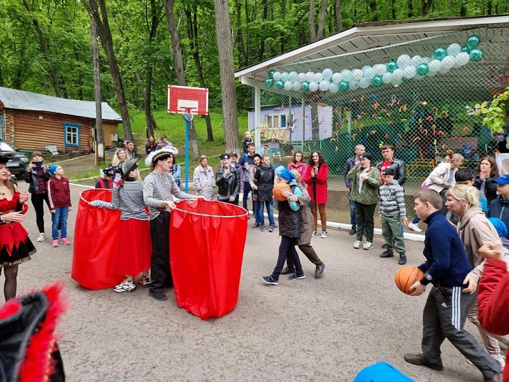 В детском оздоровительном центре «Маяк» 
Фрунзенского района состоялось мероприятие с участием фонда «Добрые Взрослые»