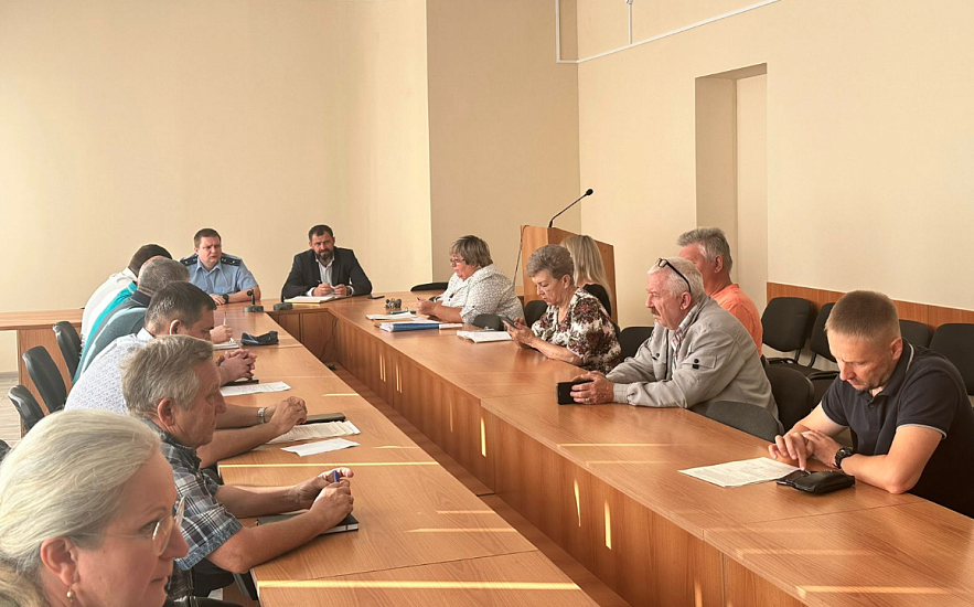В администрации Ленинского района прошло 
совещание с участием прокуратуры и управляющих организаций