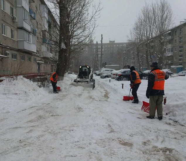 Уборка в усиленном режиме: в Заводском 
районе ликвидируют последствия снегопада