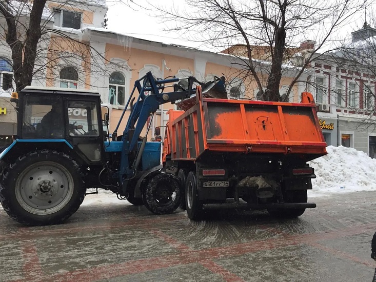 Продолжается комплексная очистка города 
от снега и наледи