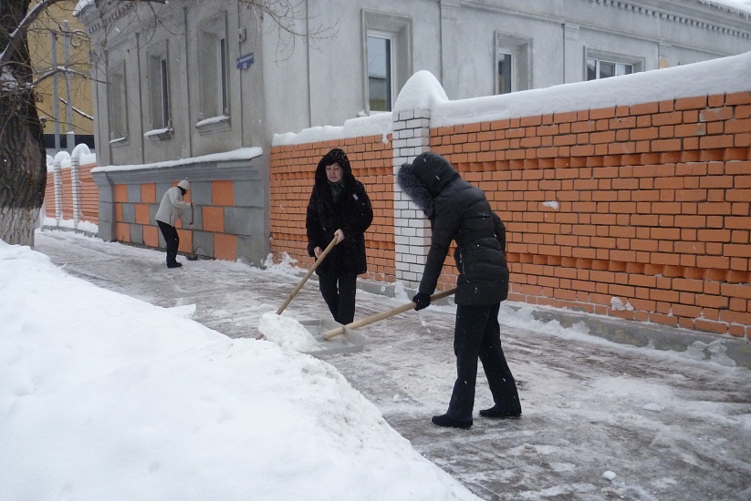 Сегодня в Волжском районе уборку от снега 
провели школы и детские сады