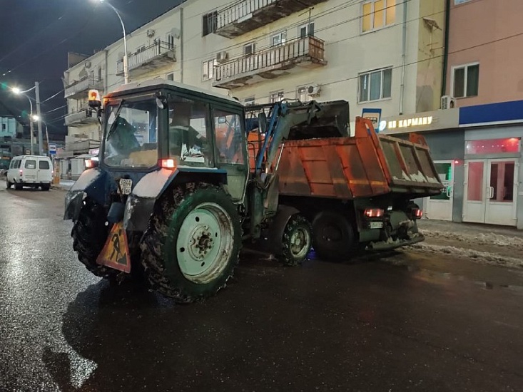 Минувшей ночью городские дорожные службы 
продолжали выполнять уборку города