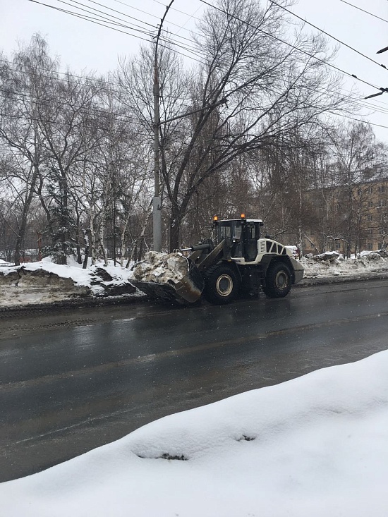 Дороги и тротуары Ленинского района продолжают 
освобождать от снега и наледи