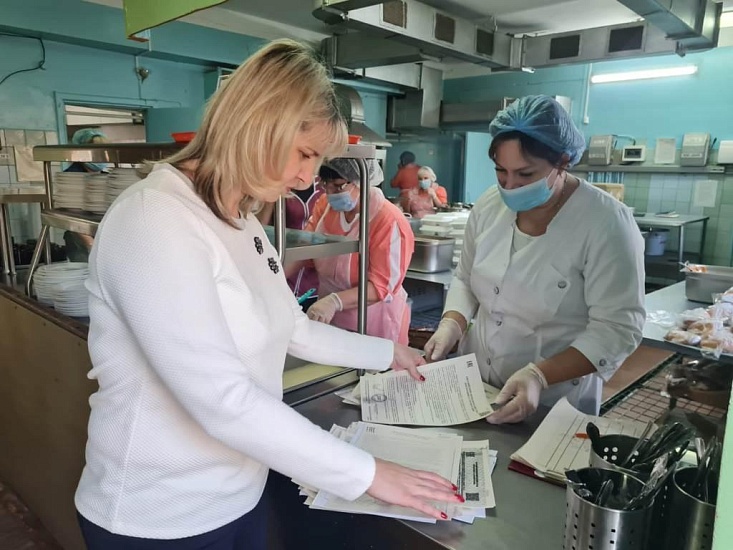 В образовательных учреждениях Волжского 
района проверили организацию детского питания