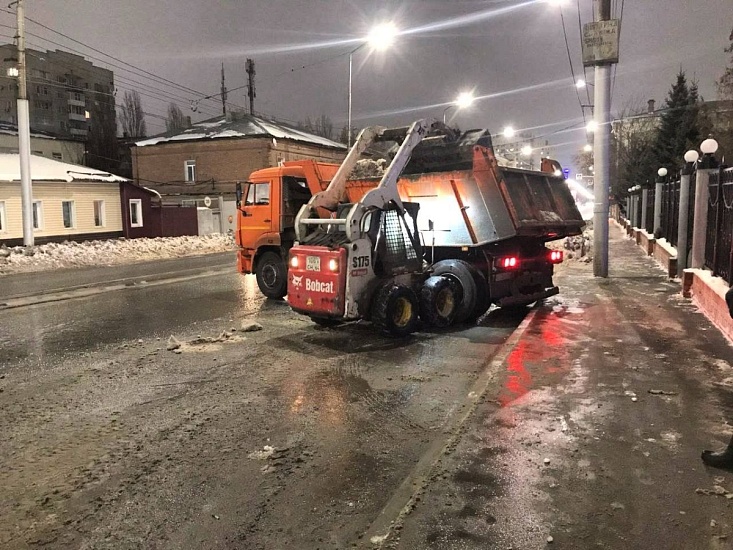 Минувшей ночью городские дорожные службы продолжали выполнять уборку города