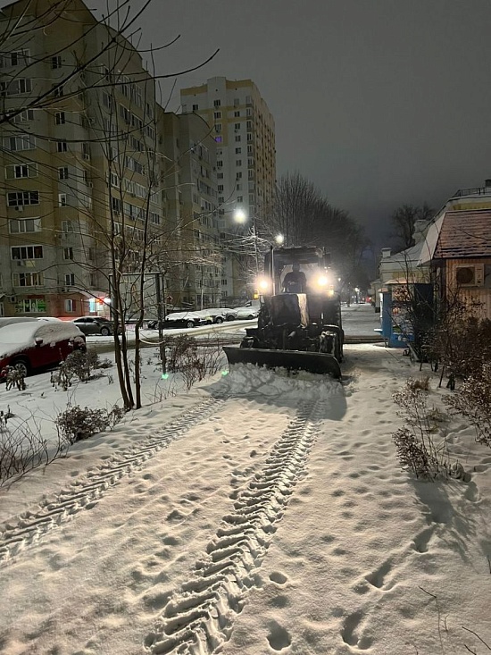 На территории Октябрьского района проводятся 
работы по очистке улиц от снега