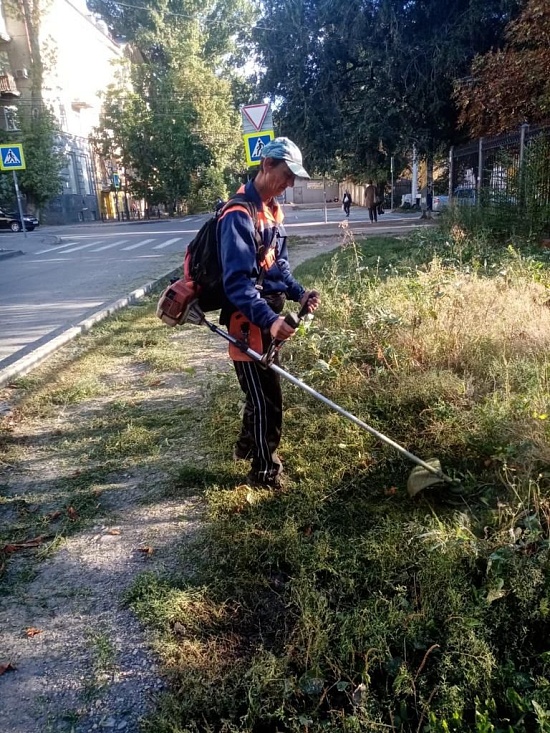 На территории Октябрьского района продолжаются 
комплексные работы по благоустройству территории