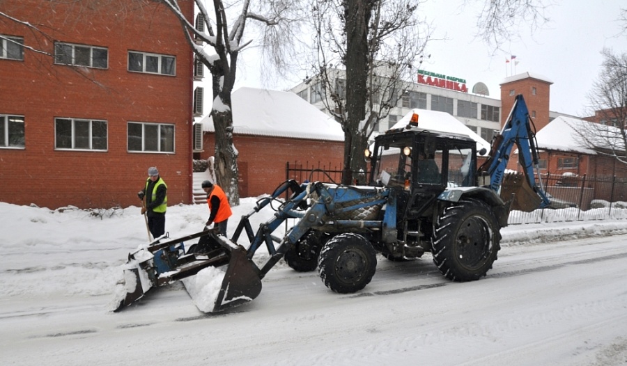 Работы по уборке Заводского района продолжаются 
в усиленном режиме