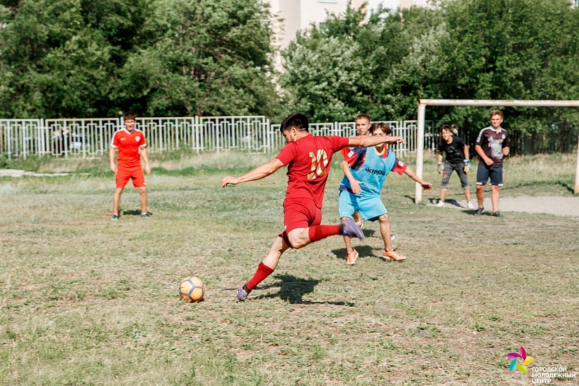 В Саратове состоялся открытый турнир по 
футболу