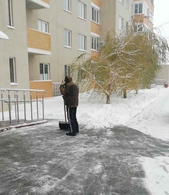 В областном центре продолжается уборка 
дворовых территории