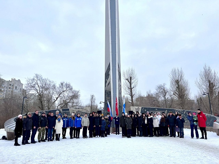 У стелы «Саратов — город трудовой доблести» 
состоялся памятный митинг