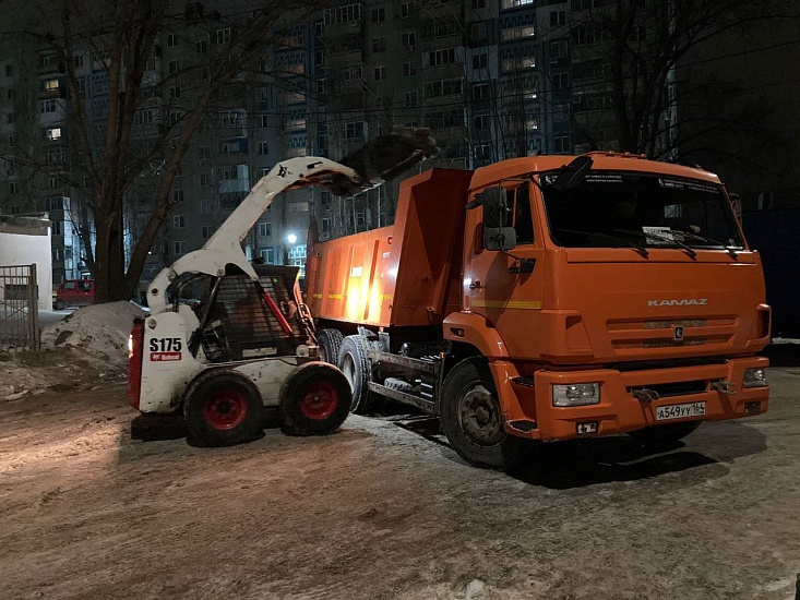Продолжается уборка территории города 
от снега и наледи