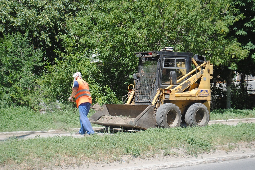 В Ленинском районе продолжаются работы 
по благоустройству территории