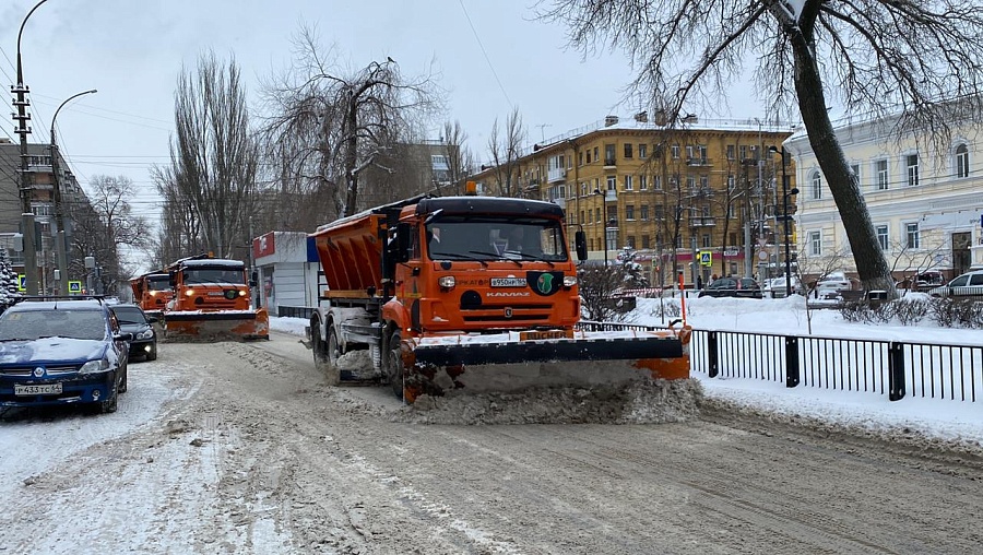 Сегодня в уборке города задействовано 
187 единиц спецтехники