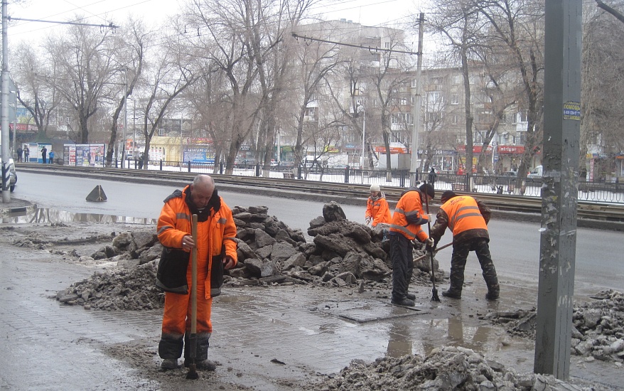 В Кировском районе ведется работа по уборке 
территории