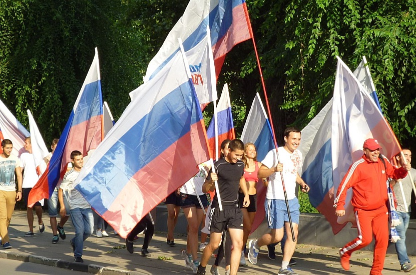 Саратовские общественники в День российского 
флага провели пробежку