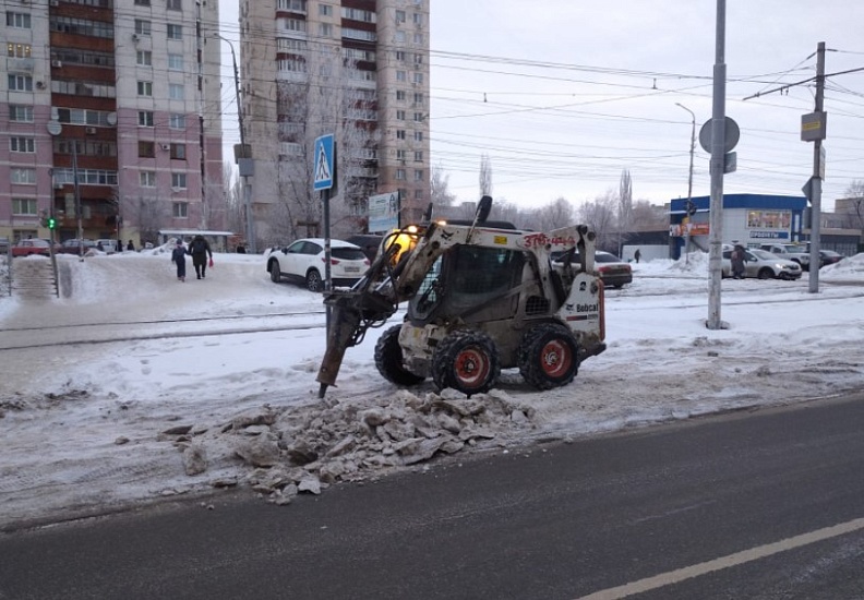 Сегодня город расчищали от снега 733 единицы 
спецтехники