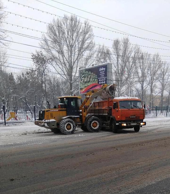 В Заводском районе продолжаются работы 
по уборке снега
