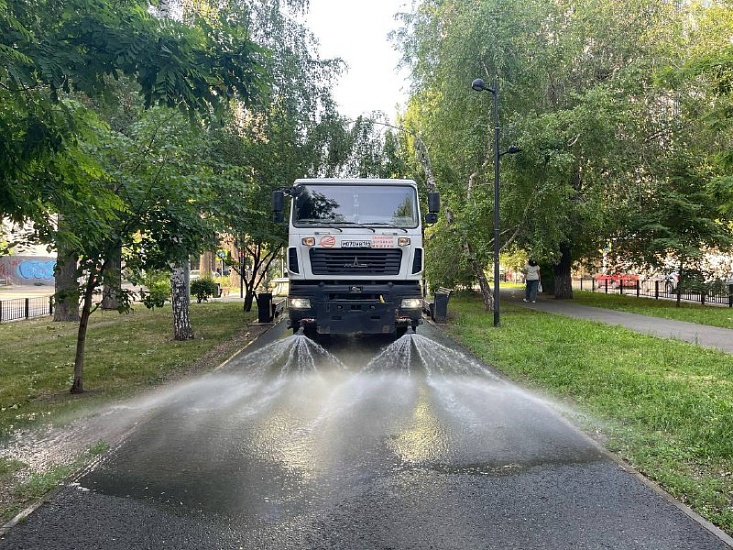 Коммунальные службы продолжают благоустраивать город