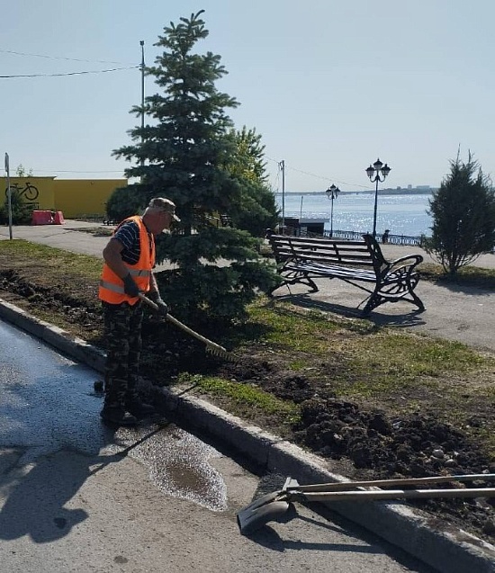 Коммунальными службами в круглосуточном 
режиме проводятся мероприятия по уборке города