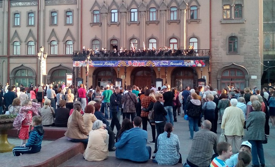 Ко Дню Победы на проспекте Кирова провели 
"балконный" концерт