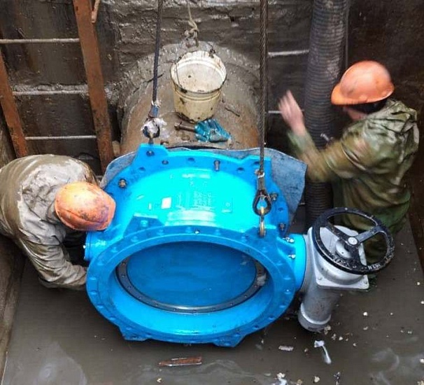 Завершены работы по замене двух затворов 
на магистральном водоводе ул. Аткарская