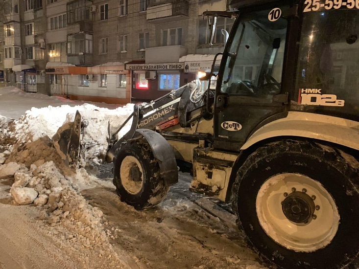 В Саратове продолжаются работы по приведению 
дорожного полотна и тротуаров в нормативное состояние
