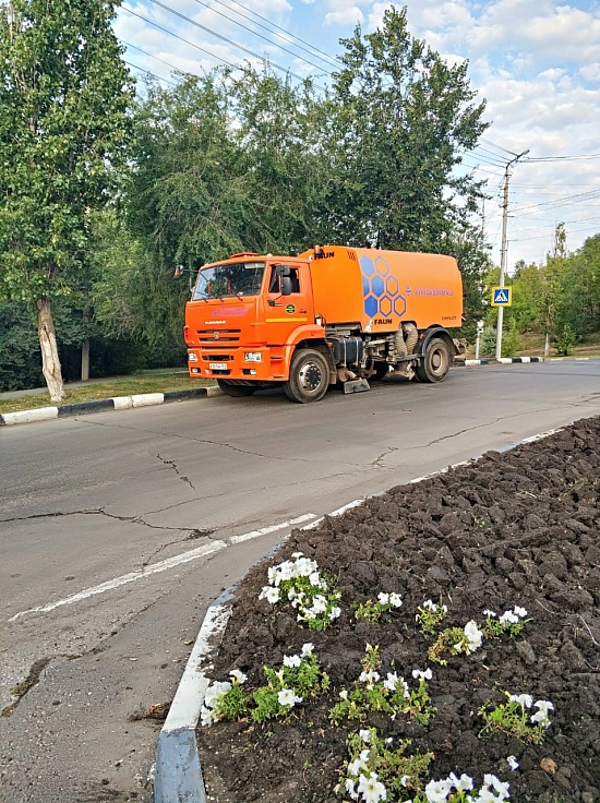 На территории Волжского района продолжаются 
работы по благоустройству