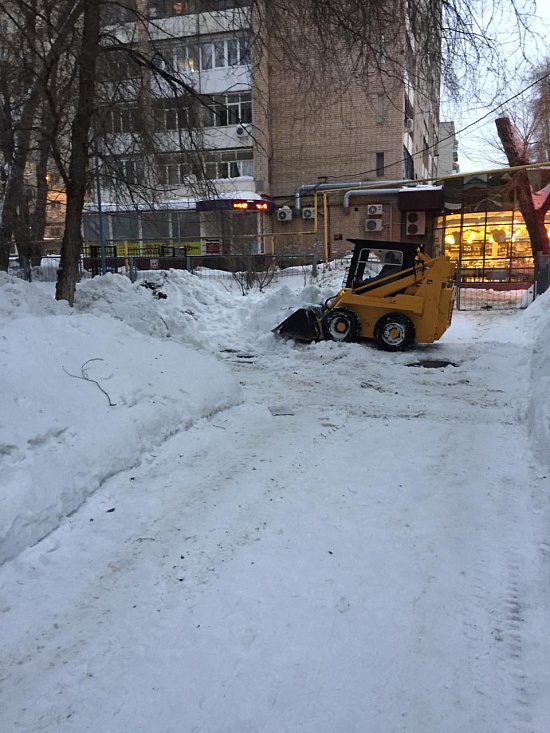 В Заводском районе продолжается уборка 
снега