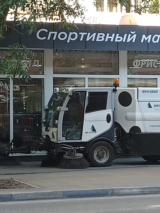 Во Фрунзенском районе продолжаются мероприятия 
по содержанию территории