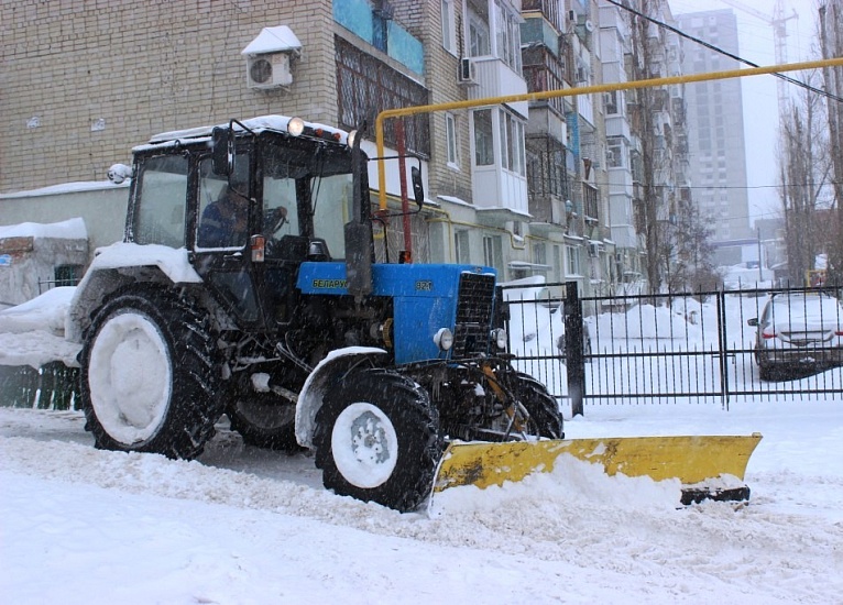 За прошедшие выходные с улиц Саратова вывезено 
более 10 тыс. куб. м снега и наледи