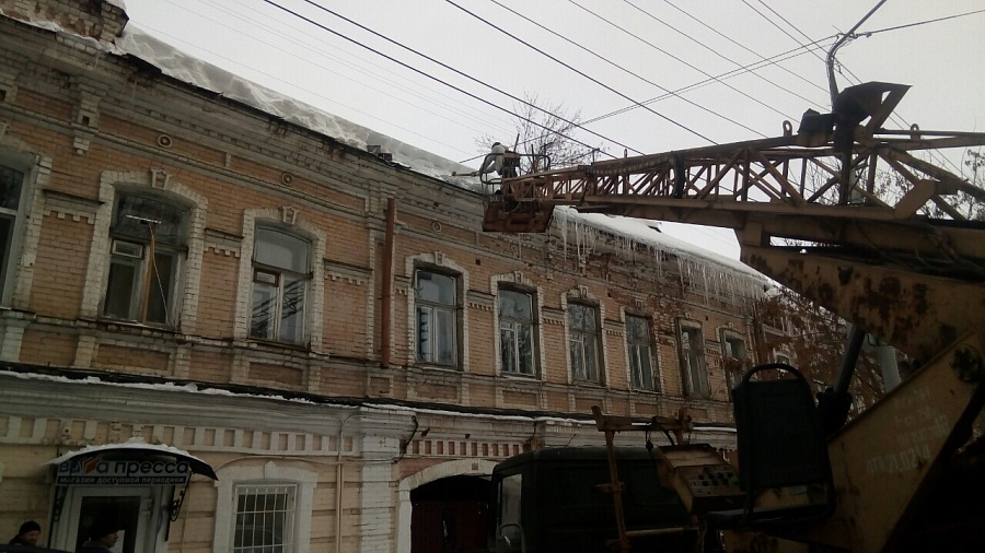 В Кировском районе ведутся работы по очистке 
кровель многоквартирных домов, а также дорог от снега и наледи