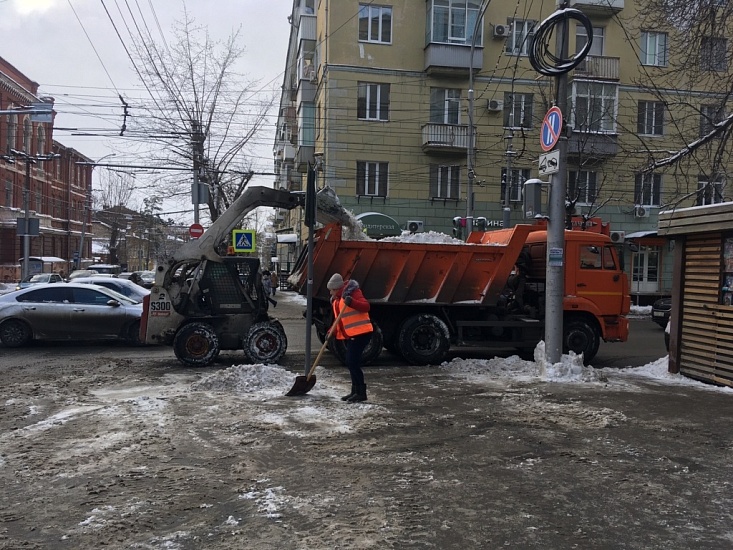 На территории Октябрьского района в усиленном 
режиме проводятся работы по очистке улиц от снега