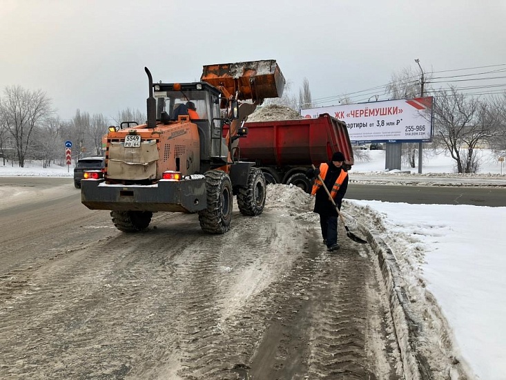 Коммунальные службы продолжают работы 
по очистке объектов улично-дорожной сети на территории Кировского района