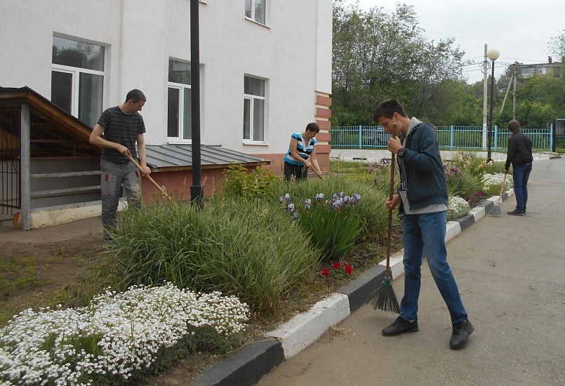 В Ленинском районе на общегородской субботник 
вышло более трех тысяч человек