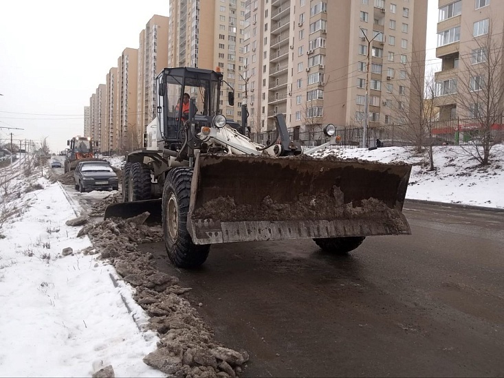 В Саратове продолжаются работы по очистке 
улиц от наледи