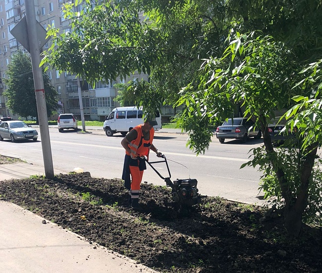 В Кировском районе ведутся комплексные 
работы по уборке территории