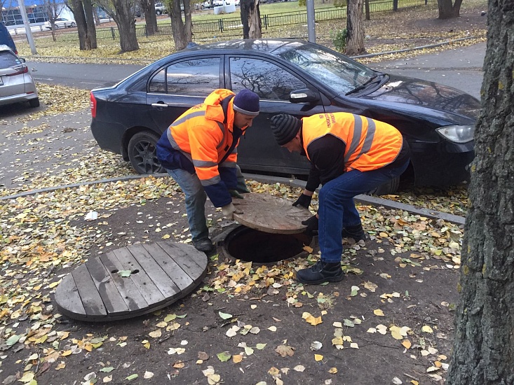 В Кировском районе состоялся выезд по контролю 
состояния смотровых колодцев