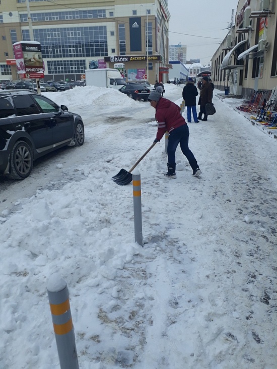 Предприятия промышленности и потребительского 
рынка приняли участие в уборке снега