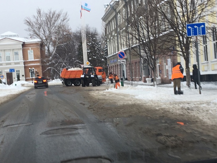 В Волжском районе продолжаются работы 
по очистке территории от снега и наледи