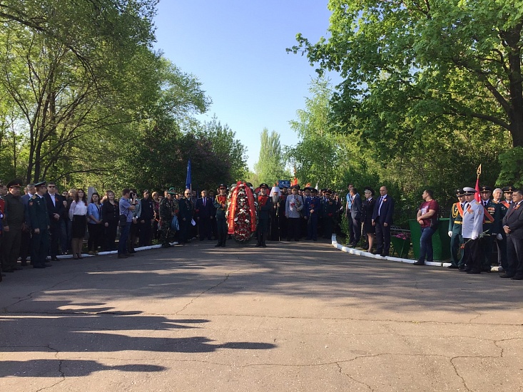 Проходит торжественная церемония возложения 
цветов и венков к монументу «Воин-освободитель» на мемориальном комплексе «Братская могила»