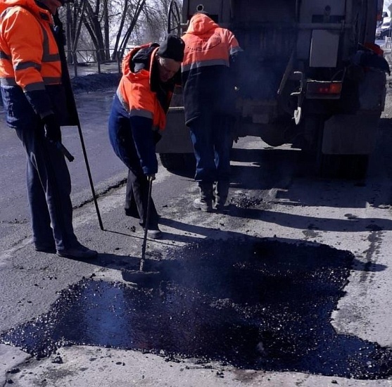 За сутки в Саратове отремонтировано более 
600 кв.м дорожного полотна