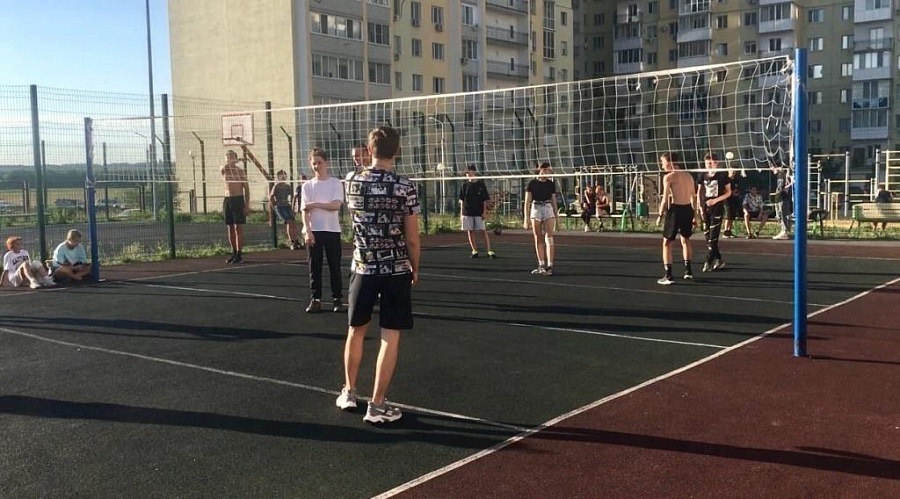 В Кировском районе продолжают работу спортивные 
площадки