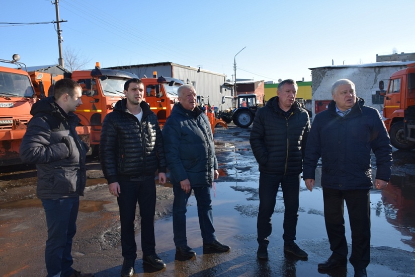 Главы Октябрьского и Фрунзенского районов 
города провели планерки с подведомственными учреждениями по уборке улиц