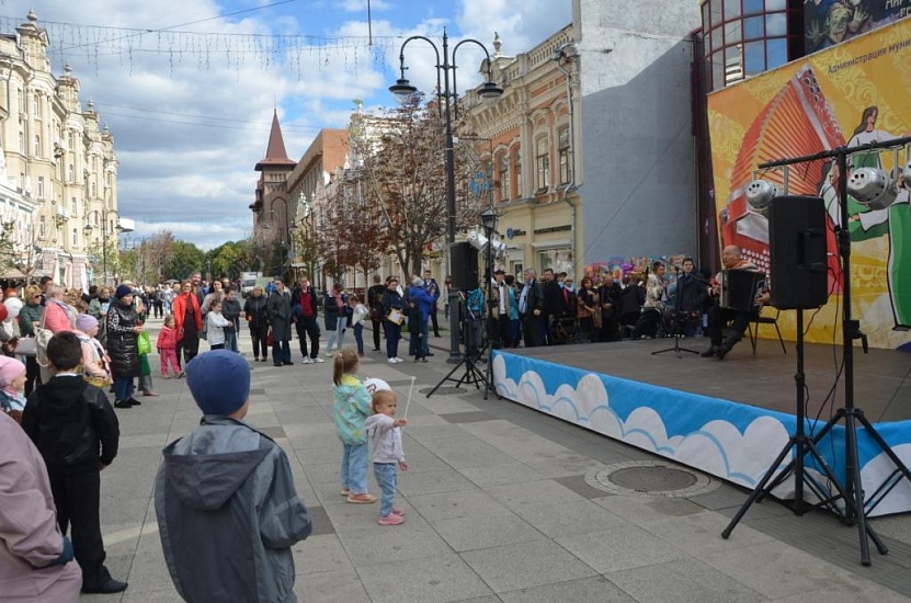В самом центре Саратова ко Дню города организованы 
различные выставки и развлекательные мероприятия