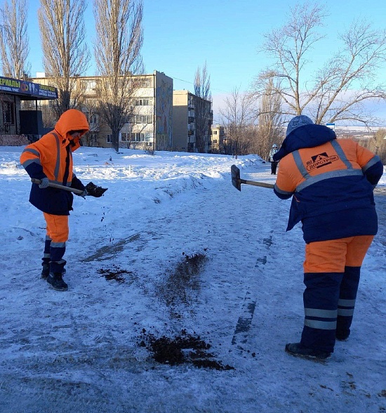 В городе ведется активная обработка тротуаров 
противогололедными материалами