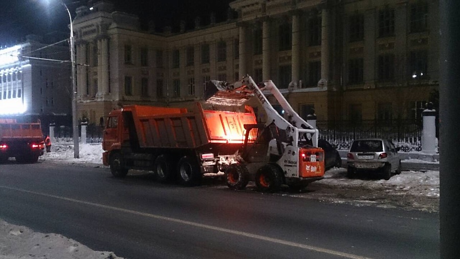 Продолжаются работы по уборке и вывозу 
снега с территории Кировского района