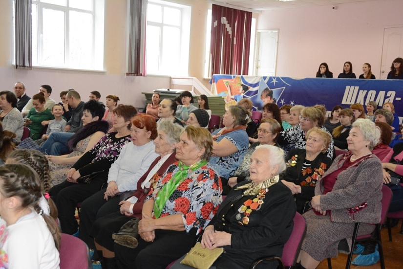 В школе № 43 состоялся праздничный концерт, 
посвященный Международному женскому дню