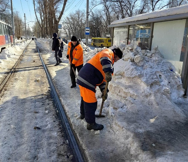 В Кировском районе продолжается уборка 
территории