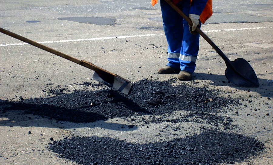 В Саратове продолжается ямочный ремонт 
дорог